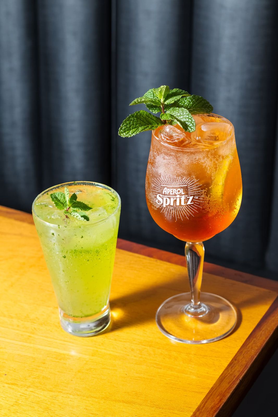 Caipirinha com hortelã e drink com gelo na mesa