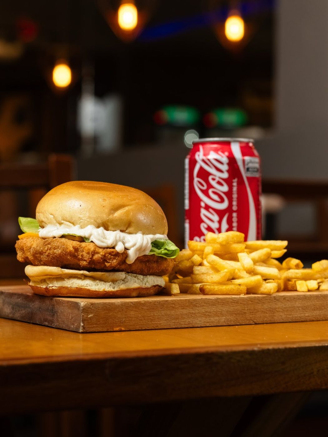 Hambúrguer de frango com fritas