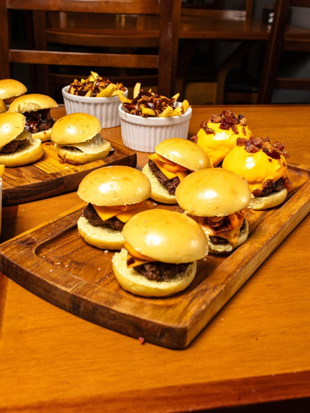 Tábua com mini burgers e porções do rodízio