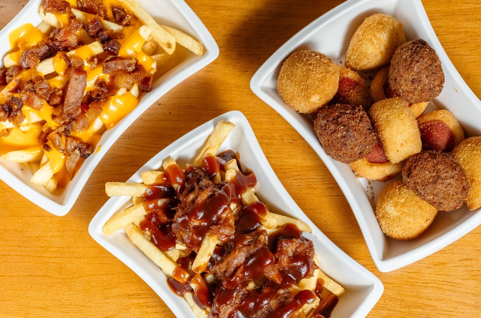 Fritas com cheddar e bacon, fritas com costela e bolinhos fritos